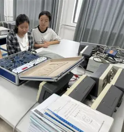 国际上的加速器设施通常由各国的高能物理实验室和研究机构运营,这些设施配备了专业的技术团队,提供全面的网助手支持。以下是主要的加速器设施及其网助手信息